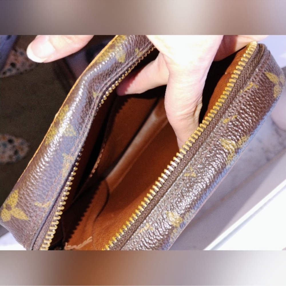 Louis Vuitton Amazone Monogram crossbody bag featuring the iconic brown canvas - Picture 7 of 12